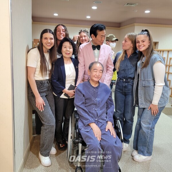 VIP 식전 오프닝행사에서 노트워디와 함께 (오아시스뉴스제공)