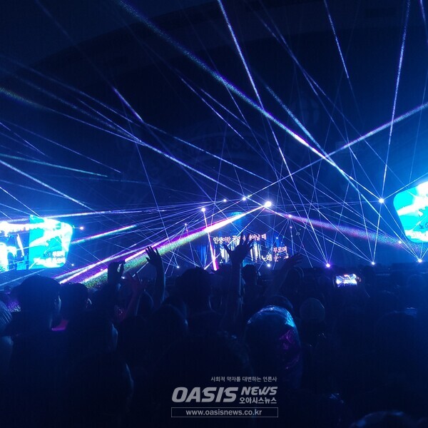 싸이  흠뻑 쇼 SUMMERSWAG 2024 광주월드컵경기장 공연모습 오아시스뉴스제공