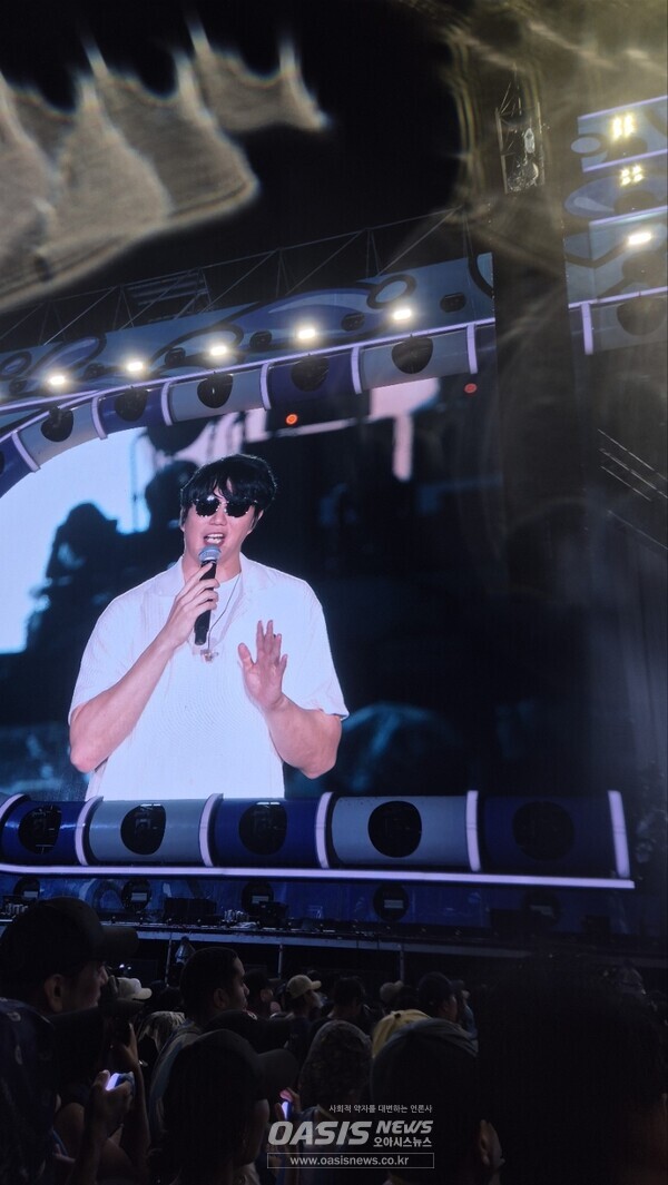 ‘흠뻑쇼 SUMMER SWAG 2025’ 광주 공연 조선대학교 종합운동장 24일 성시경의 게스트 공연(사진제공=오아시스뉴스 주민경 국민기자)